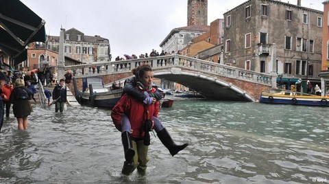 Venedik'in Cadde ve Kanalları Sular Altında