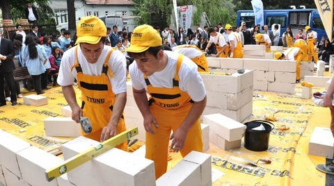 Liseliler Duvar Örmek için Yarıştı