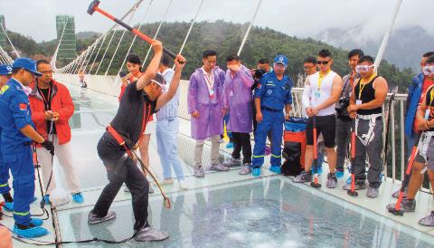 En Uzun Cam Köprü Balyoz Testinde Çatladı