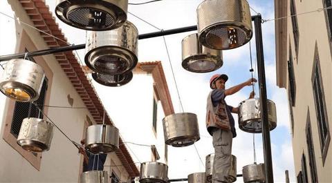 Çamaşır Makinesiyle Sokakları Aydınlattılar