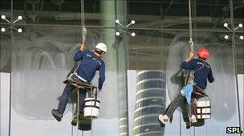 Havaya Göre Kararıp Aydınlanan 'Akıllı' Pencere