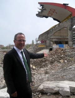 Ali Sami Yen Kağıt Yırtılır gibi Yıkılıyor