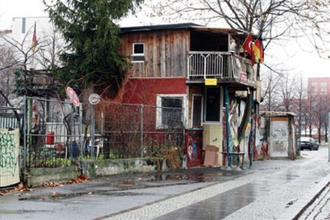 Berlin Duvarı'ndaki Gecekondu Tapuyu Alıyor