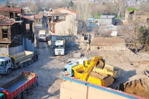 Sur Dibinde Kepçelerle Operasyon